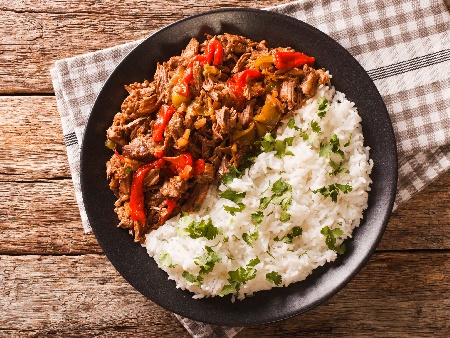 Телешко месо (яхния) с червени чушки, чери домати, домашен доматен сос и жасминов ориз - снимка на рецептата